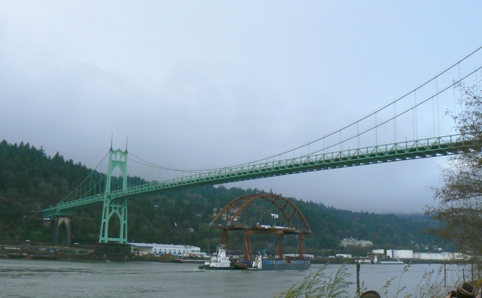 Bogen der Multnomah Channel Bridge wird unter der Saint John's Bridge verschifft 