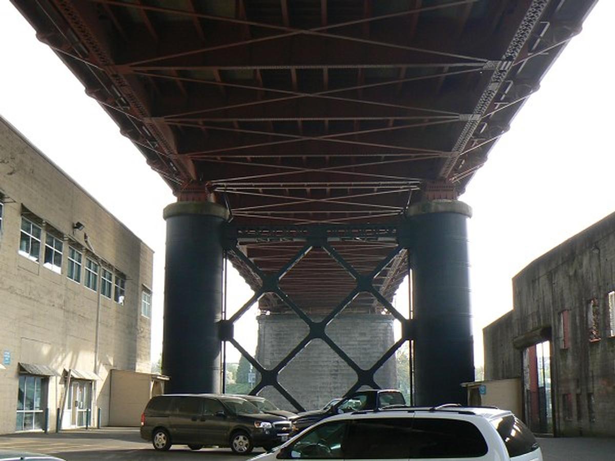 Broadway Bridge west end 