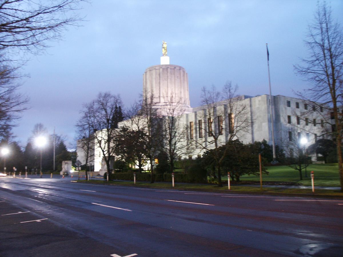 Oregon State Capitol Building (illuminated) 