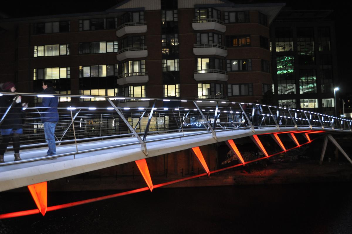 Fußgängerbrücke über den Fluss Irwell, Manchester, UK 