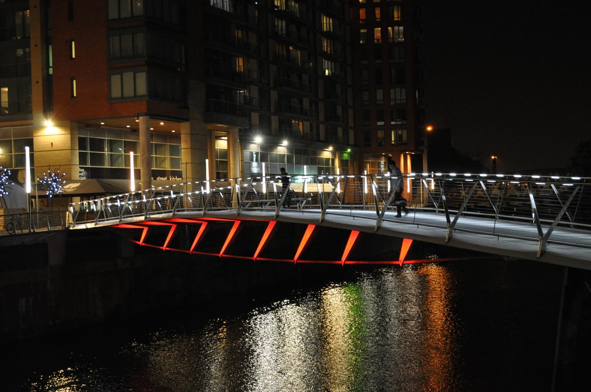 Fußgängerbrücke über den Fluss Irwell, Manchester, UK 