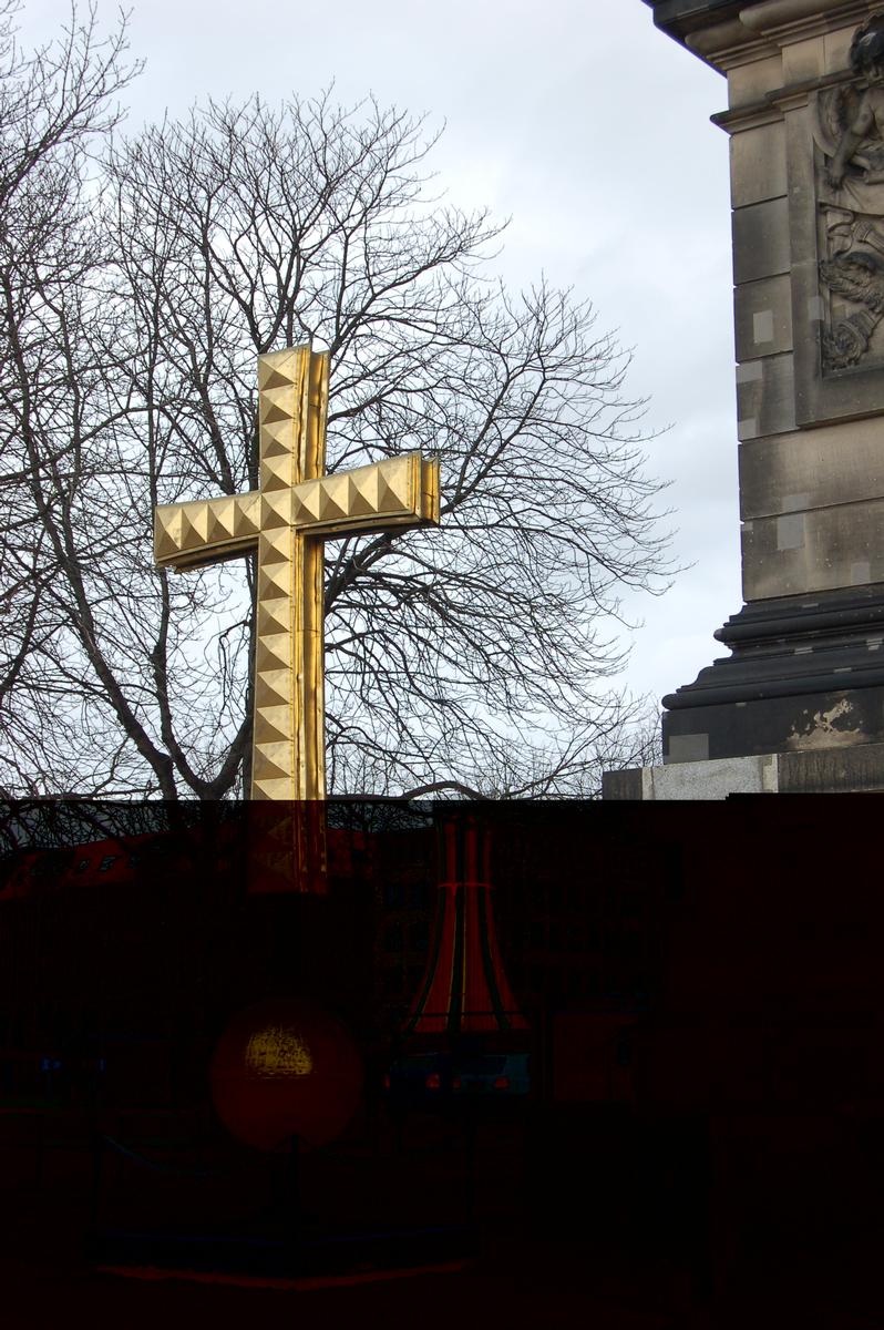 Derzeit wegen der Renovierung abgebautes Kreuz des Berliner Dom's (Jan.2007), Berlin 