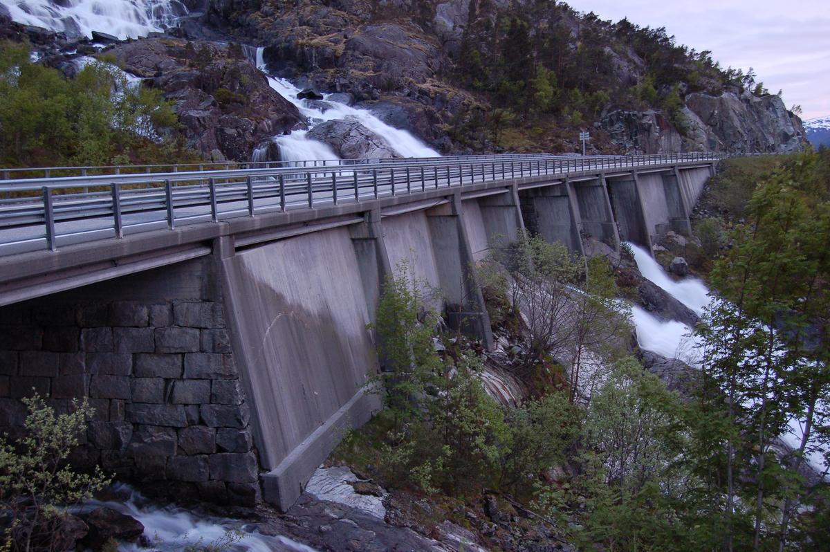 Brücke der E134 über den Langfoss, Hordaland, Norwegen 