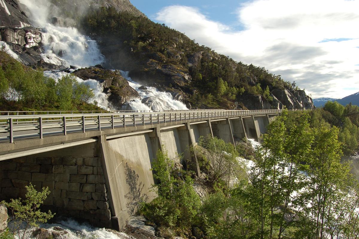 Pont sur le Langfoss, Hordaland, Norvège 