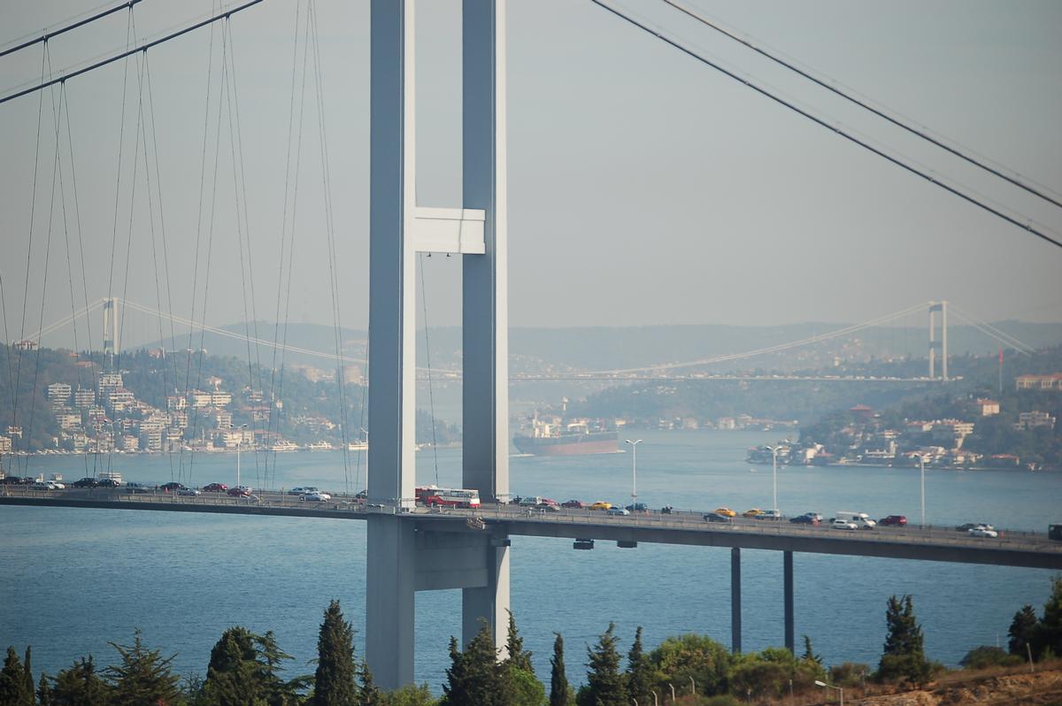 Fatih Sultan Mehmet-Brücke (im Hintergrund), Istanbul, Türkei 