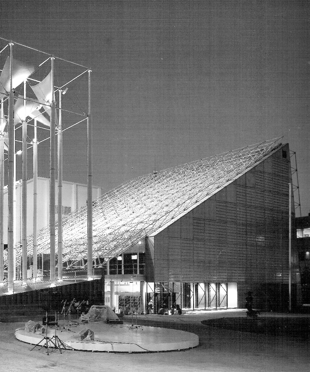 Venezuelan Pavilion, Seville, Spain, 1992 A view of the completed pavilion shows the deployed roof trusses
