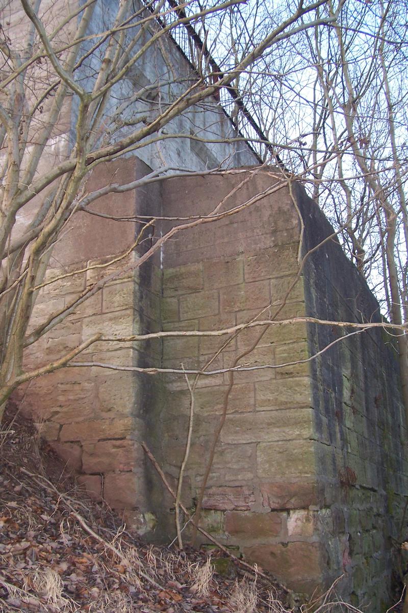 Mediendatei Nr. 53825 Frieda-Viadukt wurde am 3. April 1945 gesprengt, heute sind nur noch die auf den Bildern zu erkennenden Reste der Brücke zu sehen. befindlich zwischen Großtöpfer und Frieda in Hessen an der ehemaligen Landesgrenze zu Thüringen. Verkehrsweg war damals Eisenbahn (dazugehörend zur bekannten «Kanonenbahn-Strecke» Sie war 99 m lang und 26 m hoch und wurde 1910 erbaut