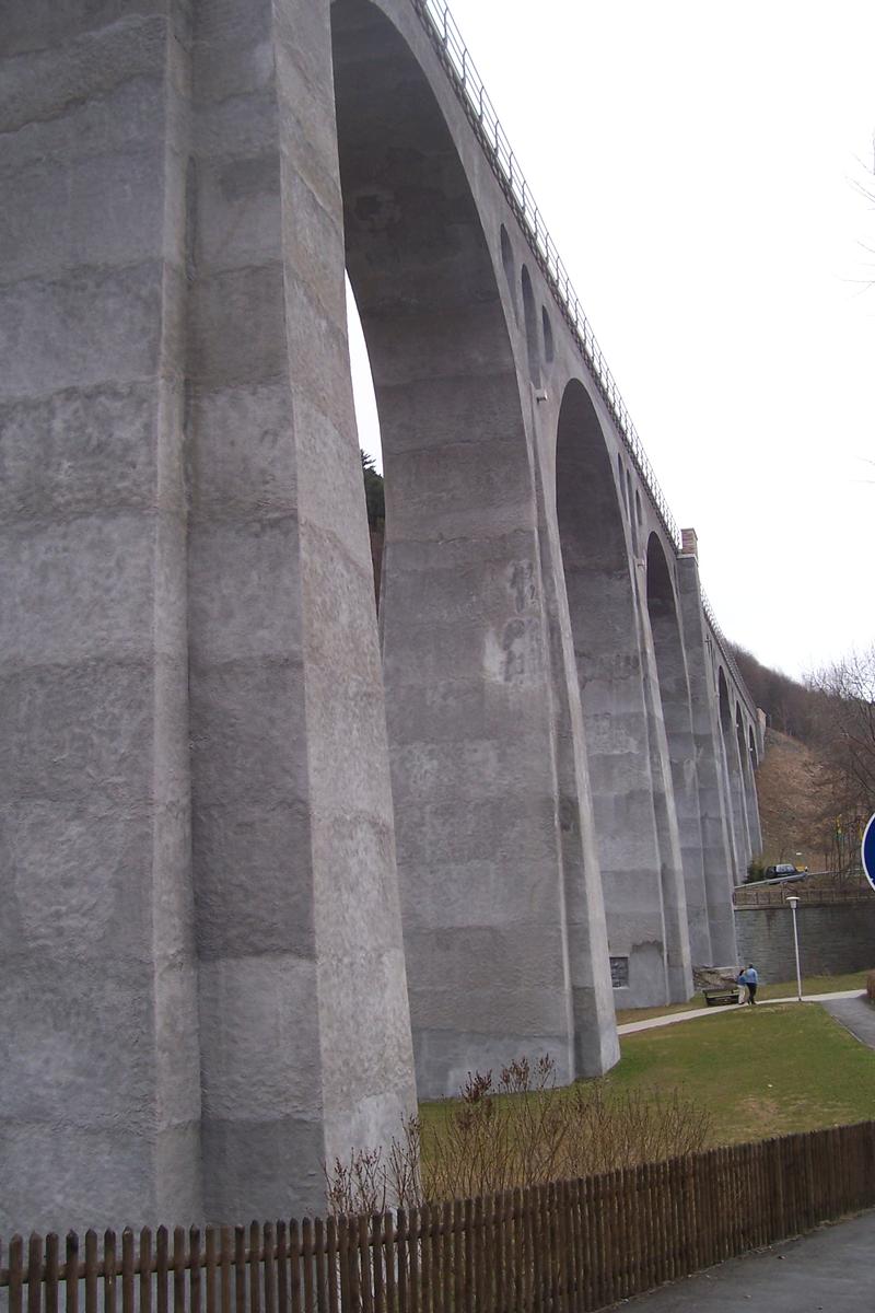 Eisenbahnbrücke Willingen Bogenbrücke, Bogen unter der Fahrbahn, befindlich in Hessen, Gesamtlänge: 294 m, Bögen: 11 