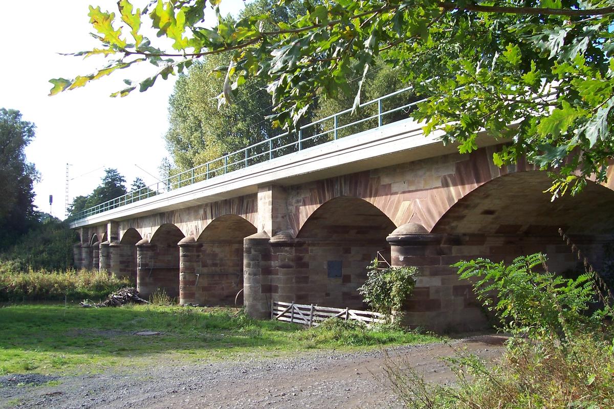 Eisenbahnbrücke Felsberg-Rhünda gegenüber Ortseinfahrt Harle an der Bundesstraße 253 