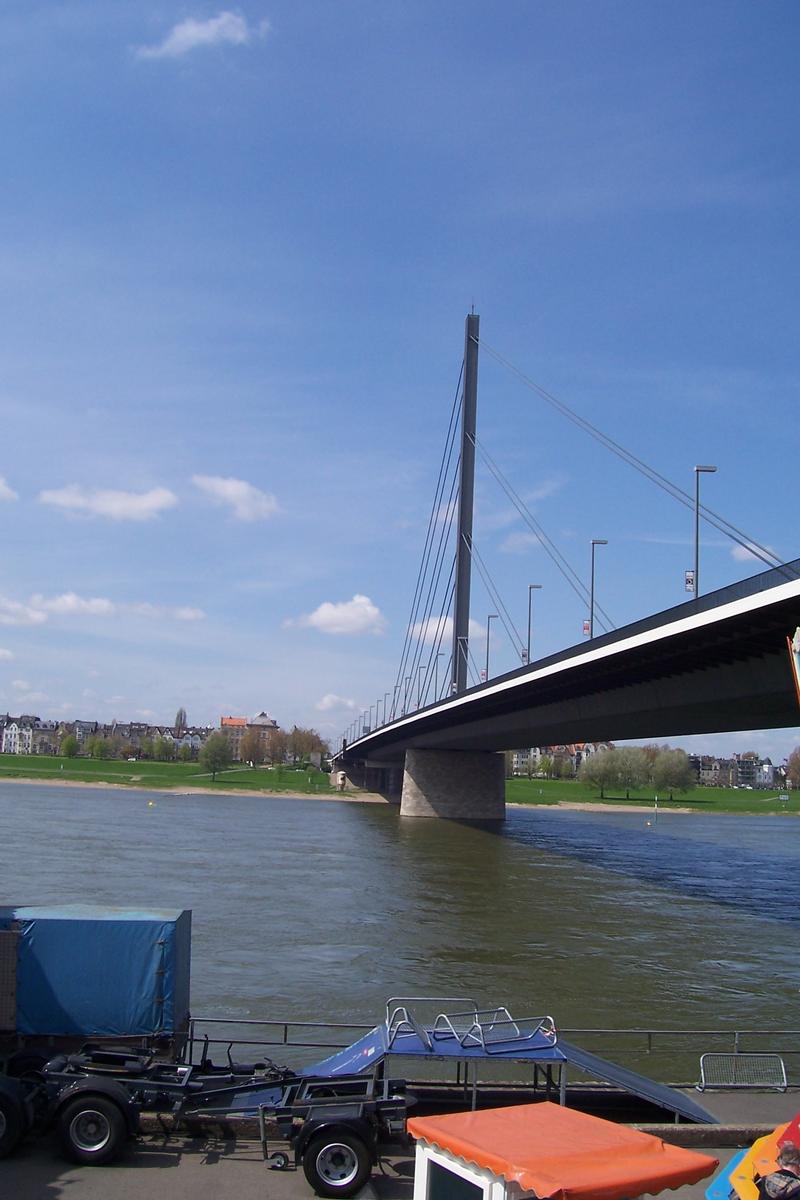 Oberkasseler Brücke Schrägseilbrücke in Harfenform Verkehrsweg Straße 