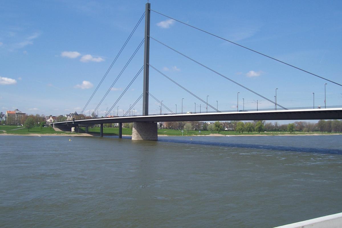 Oberkasseler Brücke Schrägseilbrücke in Harfenform Verkehrsweg Straße 