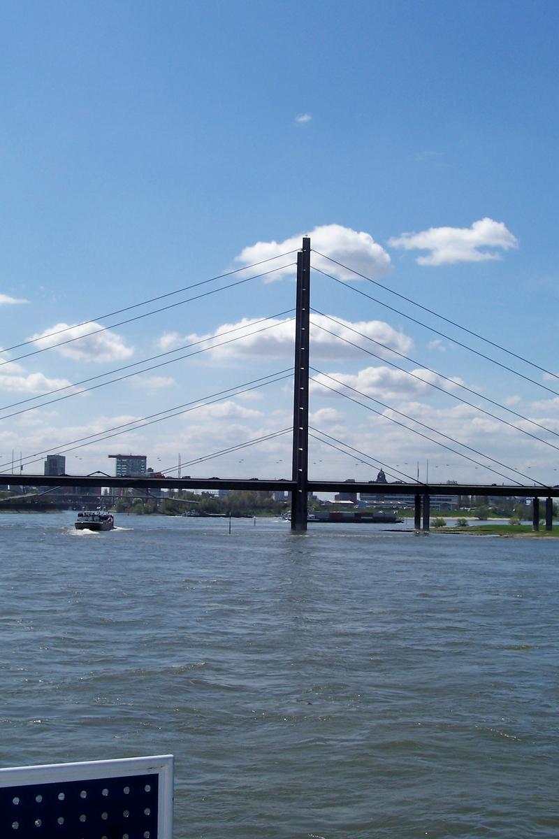Kniebrücke in Düsseldorf, Schrägseilbrücke mit asymmetrischer Harfenform 