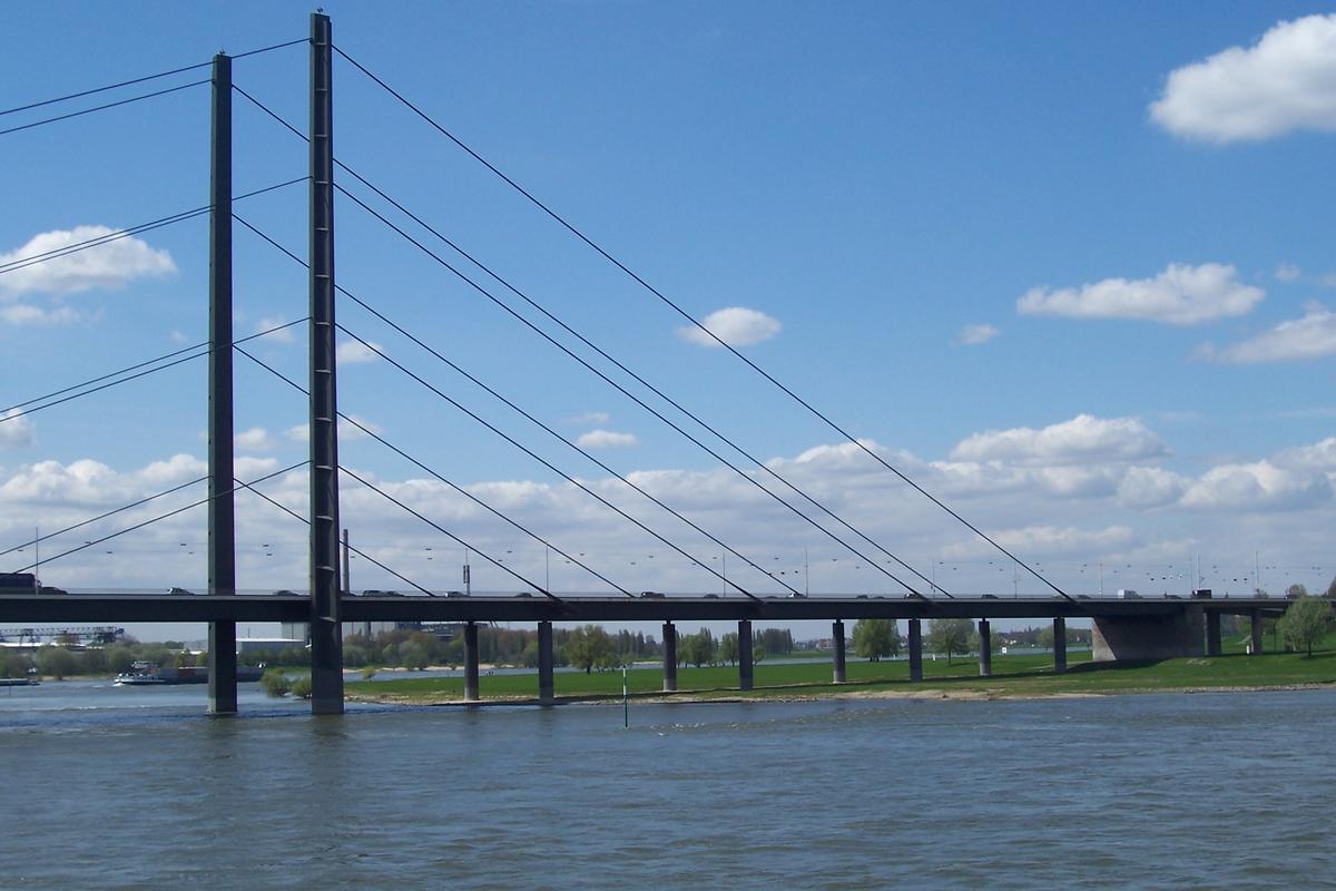 Kniebrücke in Düsseldorf, Schrägseilbrücke mit asymmetrischer Harfenform 