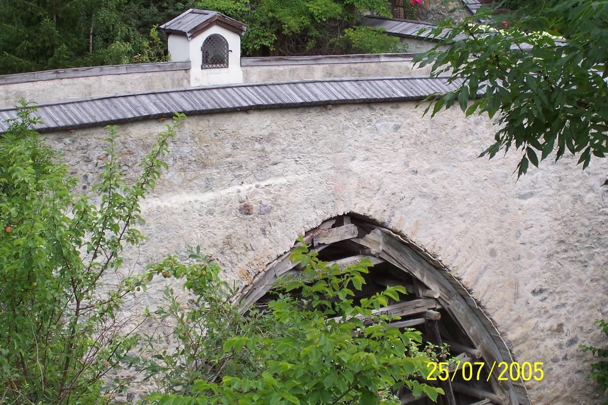 Mediendatei Nr. 50590 Römerbrücke Grins bei Landeck Sie befindet sich in Österreich (Tirol) in der Gemeinde Grins oberhalb von Landeck, führt über den Mühlbach und ist eine gemauerte Steinbrücke