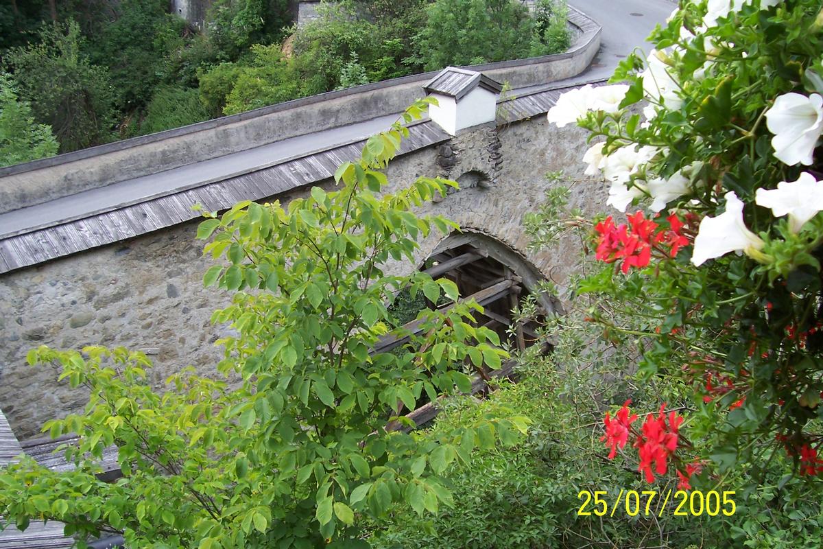 Römerbrücke Grins bei Landeck Sie befindet sich in Österreich (Tirol) in der Gemeinde Grins oberhalb von Landeck, führt über den Mühlbach und ist eine gemauerte Steinbrücke – Bögen: 1 Baujahr: 1639 Diese gotische Steinbogenbrücke im Volksmund Römerbrücke genannt, ist das Wahrzeichen der Gemeinde Grins – In ihrer jetzigen Gestalt stammt sie aus dem Jahre 1639. Der Name Römerbrücke leitet sich vielleicht davon ab, dass schon zu Zeiten der Römer möglicherweise der Weg über den Arlberg durch Grins führte – Erstmals wurde sie im Jahre 1551 urkundlich erwähnt. Beim Großbrand 1945 wurde die Römerbrücke beinahe zerstört, doch durch den Einsatz der Feuerwehr konnte sie vor dem Feuer noch gerettet werden
