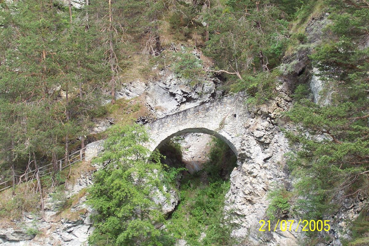 Mediendatei Nr. 51044 Römerbrücke von 180 nach Christus, die sich in Tirol bei der Ortschaft Tösens befindet. sie ist ein Teil der ehemaligen Straße nach Serfaus am Talhang über den Inn. Auf der westlichen Talseite hoch über der nach Untertösens führendenInnbrücke ist sie ein Stück der Via Claudia Augusta, die aus der Gegend um Tschuppbach über St. Georgen zur Hochfläche von Serfaus, Fiss und Ladis und von dort nach Pontlatz herabführte
