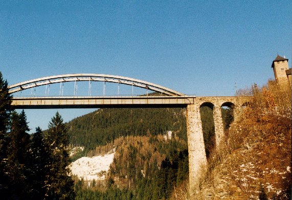 Mediendatei Nr. 50589 Trisanna-Brücke in Österreich, Tirol, westlich von Landeck über die Trisanne. Es ist eine gemauerte Steinbrücke mit Stahlkonstruktion. Verkehrsweg ist Eisenbahn (Arlbergbahn)