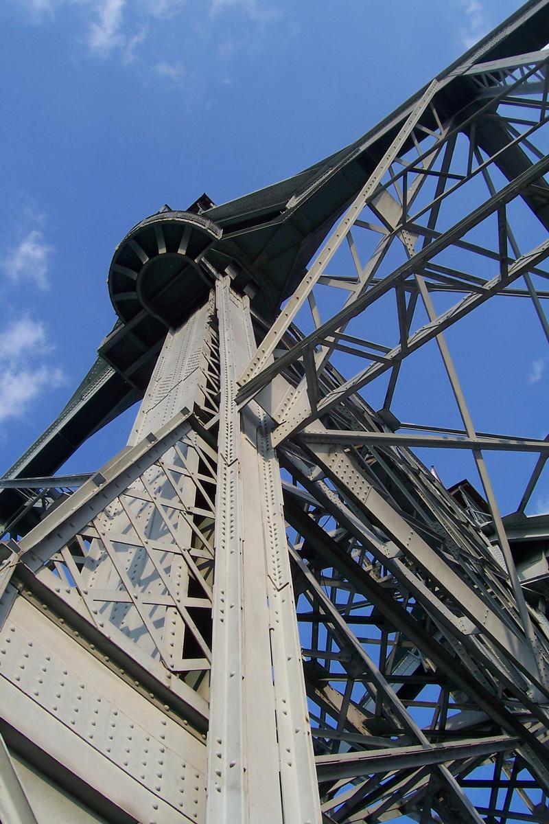 Blaues Wunder oder auch Loschwitzer Brücke über die Elbe in Dresden 