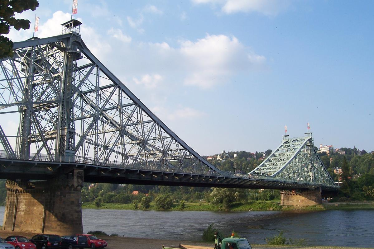 Blaues Wunder oder auch Loschwitzer Brücke über die Elbe in Dresden 