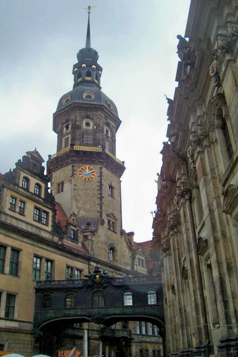 Bridge between church and castle at Dresden, Saxony 