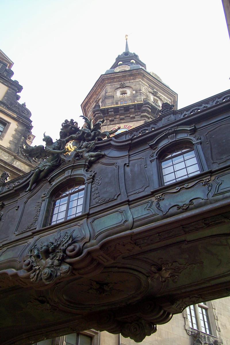 Brücke zwischen Hofkirche und Schloss in Dresden 