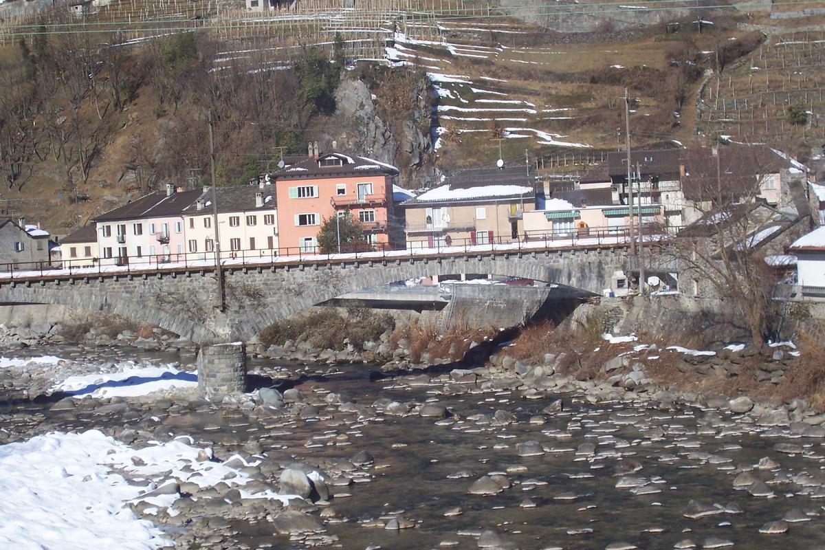 Eisenbahnbrücke über die Moesa in Roveredo Schweiz Kanton Graubünden 