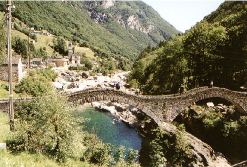 Ponte dei Salti in der Schweiz (Tessin) im Valle Verzasca bei Lavertezzo 