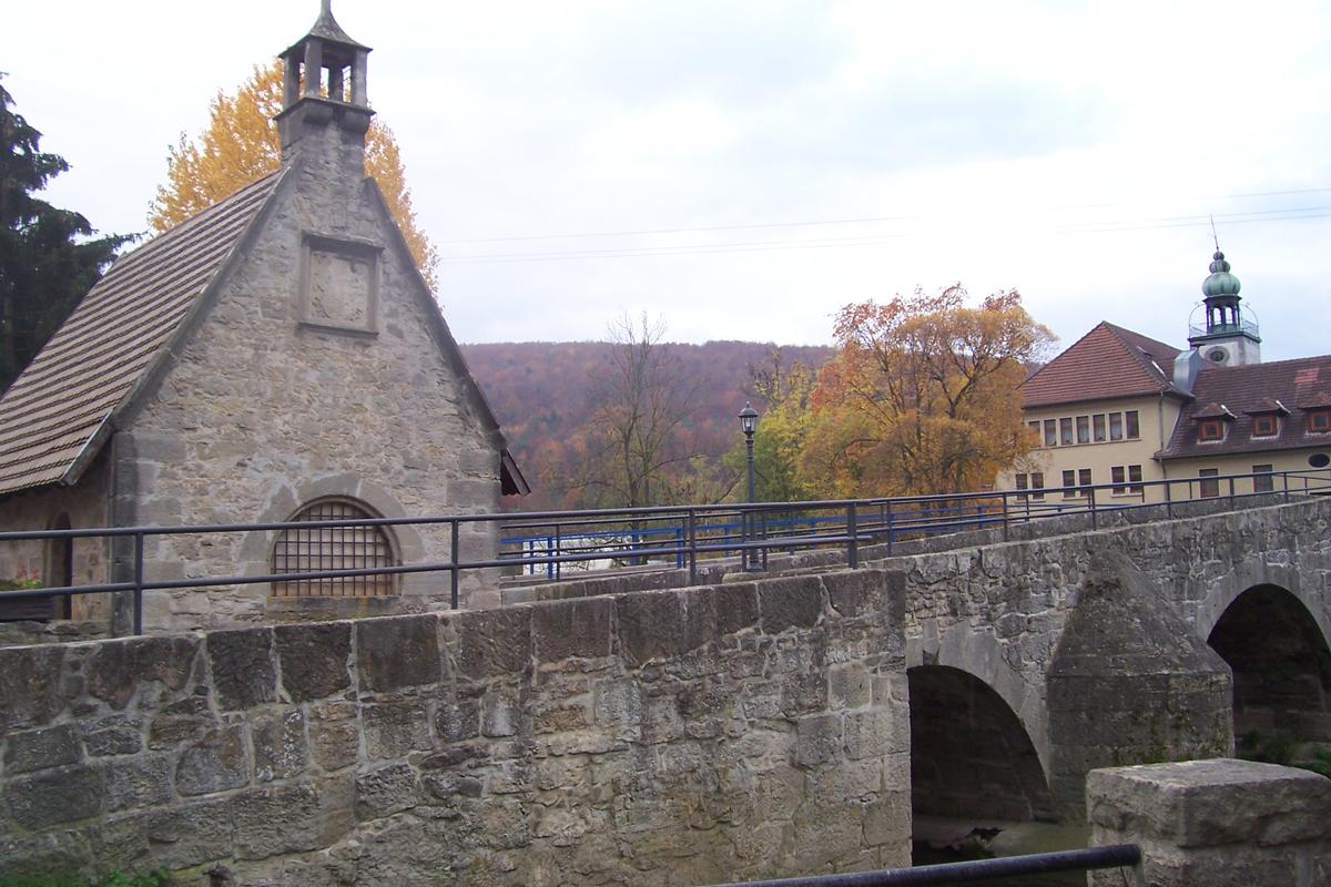 Mediendatei Nr. 74345 Bogenbrücke aus Stein in Obermaßfeld über die Werra, Baujahr: 1531-1536, Anzahl der Bögen: 6, Gesamtlänge: 66,75 m, Verkehrsweg: Fußgänger Thüringen