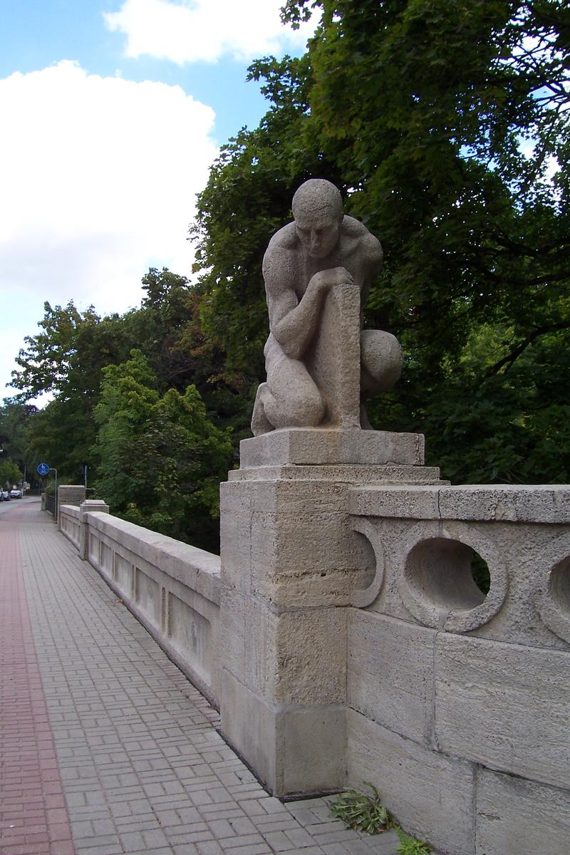 Hohenzollernbrücke Erfurt (Thüringen) Bogenbrücke über den Flutgraben Baujahr 1911/12 Material: Stampfbeton Instandsetzung: 1992/1994 Sie ist die einzige Brücke in Erfurt mit Skulpturenschmuck