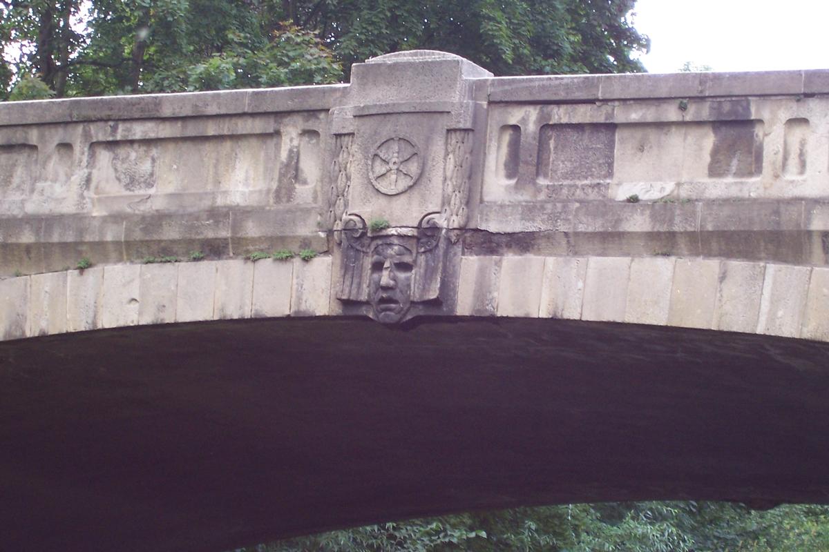 Hohenzollernbrücke Erfurt (Thüringen) Bogenbrücke über den Flutgraben Baujahr 1911/12 Material: Stampfbeton Instandsetzung: 1992/1994 Sie ist die einzige Brücke in Erfurt mit Skulpturenschmuck