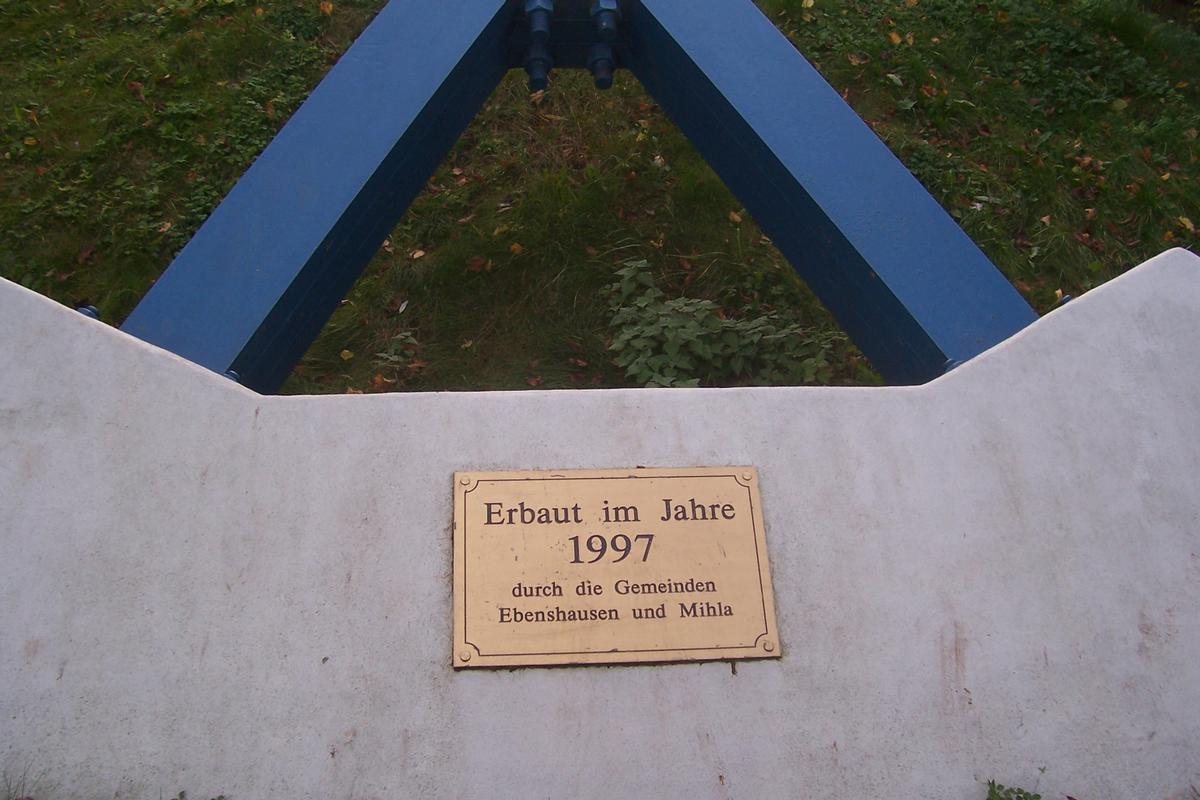 Rad- und Wanderweg-Brücke in Ebenshausen Schrägseilbrücke mit einer Spannweite von 50 m. Baujahr: 1997 Seile: Stahl, Brückentafel: Holz Pylone: Stahl