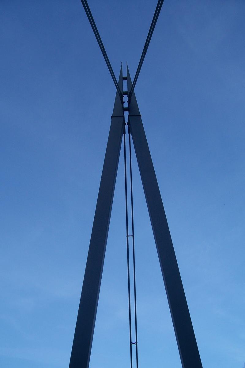 Rad- und Wanderweg-Brücke in Ebenshausen Schrägseilbrücke mit einer Spannweite von 50 m. Baujahr: 1997 Seile: Stahl, Brückentafel: Holz Pylone: Stahl