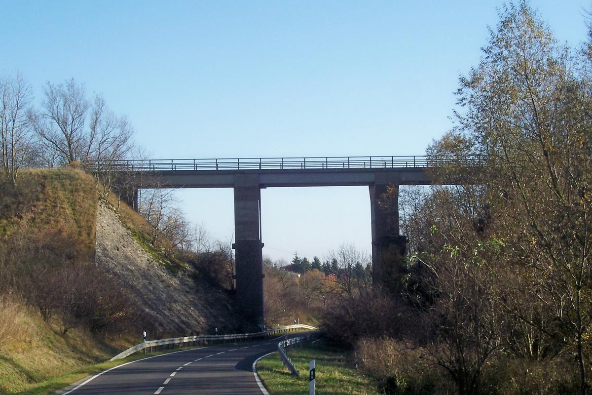 Mediendatei Nr. 51262 Eisenbahnbrücke, die Teil einer stillgelegten Eisenbahnstrecke ist. sie befindet sich zwischen Küllstedt und Büttstedt in der Nähe von Mühlhausen in Thüringen
