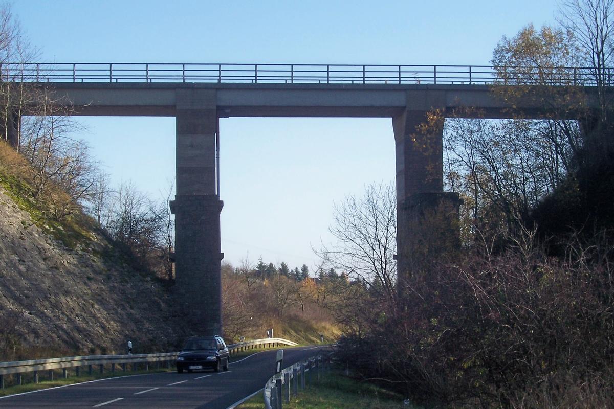 Mediendatei Nr. 51263 Eisenbahnbrücke, die Teil einer stillgelegten Eisenbahnstrecke ist. sie befindet sich zwischen Küllstedt und Büttstedt in der Nähe von Mühlhausen in Thüringen