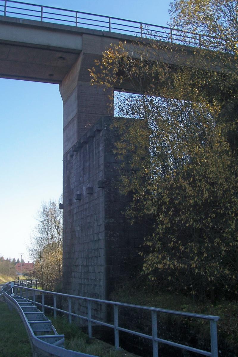 Mediendatei Nr. 51264 Eisenbahnbrücke, die Teil einer stillgelegten Eisenbahnstrecke ist. sie befindet sich zwischen Küllstedt und Büttstedt in der Nähe von Mühlhausen in Thüringen