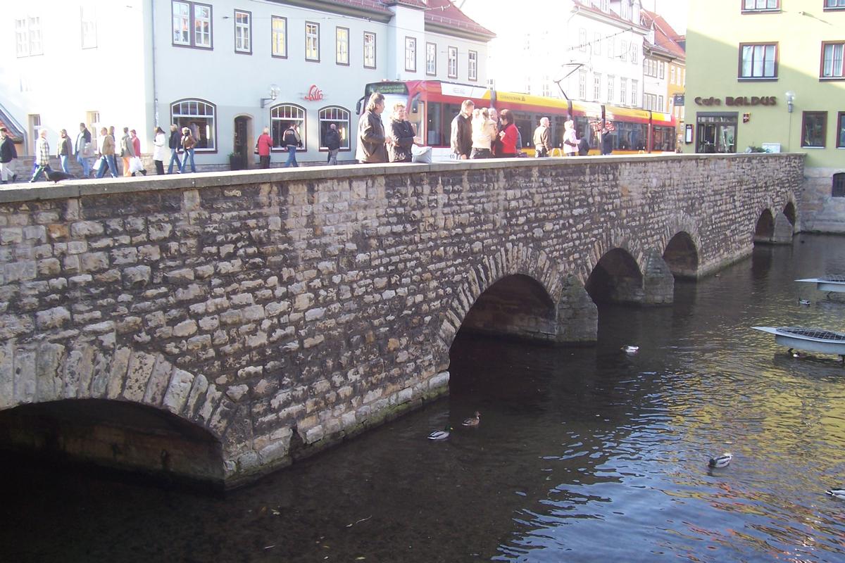 Schlösserbrücke Straße/Straßenbahn/Fußgänger Anzahl Bögen: 6 Sie gehört zu den ältesten Geraübergängen in der Stadt Erfurt. Das Bauwerk steht unter Denkmalschutz, der heutige Brückenkörper wurde allerdings im Wesentlichen nach dem 2. Weltkrieg errichtet