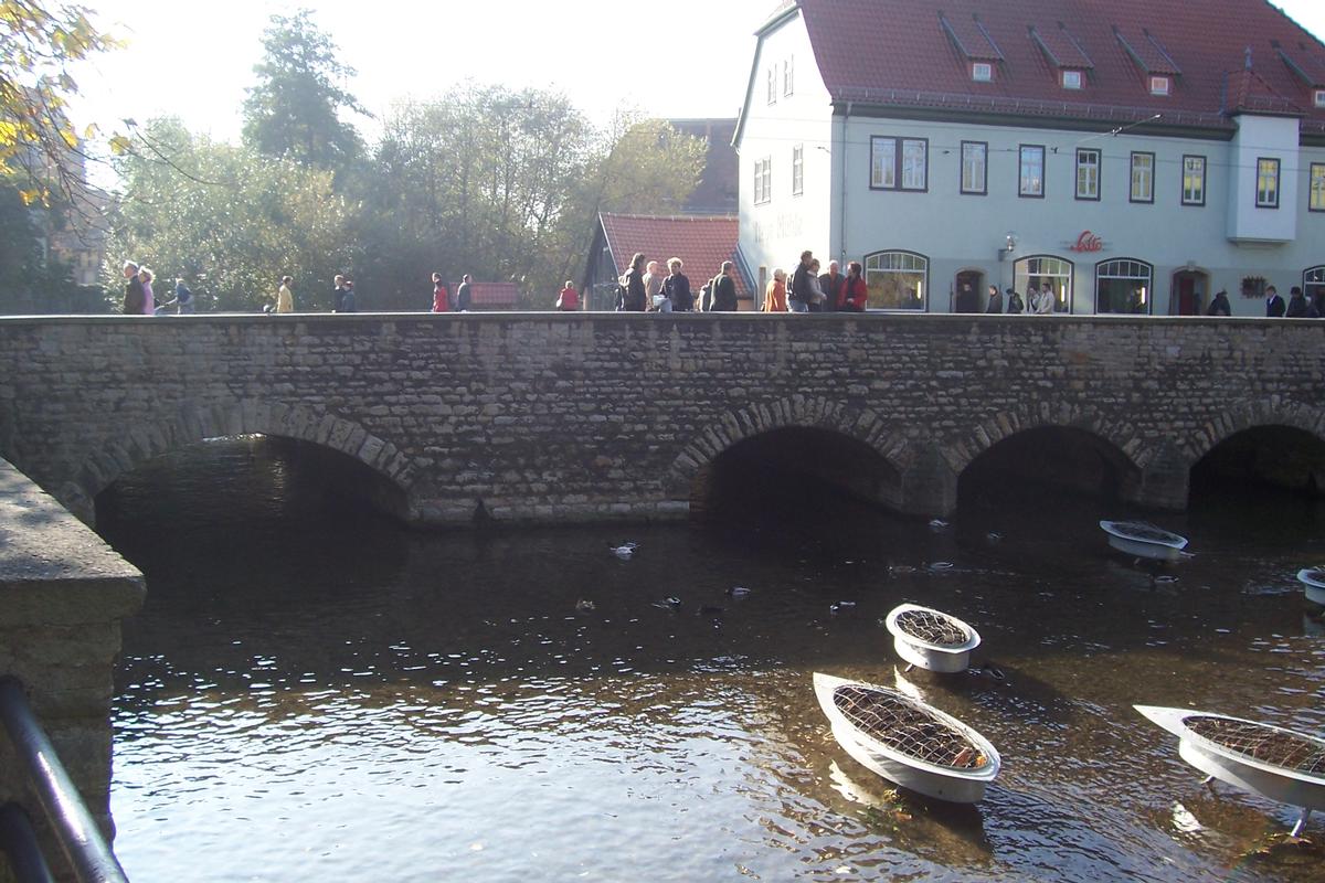 Schlösserbrücke Schlösserbrücke Straße/Straßenbahn/Fußgänger Anzahl Bögen: 6 Sie gehört zu den ältesten Geraübergängen in der Stadt Erfurt. Das Bauwerk steht unter Denkmalschutz, der heutige Brückenkörper wurde allerdings im Wesentlichen nach dem 2. Weltkrieg errichtet