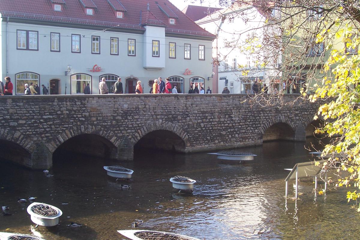 Schlösserbrücke Schlösserbrücke Straße/Straßenbahn/Fußgänger Anzahl Bögen: 6 Sie gehört zu den ältesten Geraübergängen in der Stadt Erfurt. Das Bauwerk steht unter Denkmalschutz, der heutige Brückenkörper wurde allerdings im Wesentlichen nach dem 2. Weltkrieg errichtet