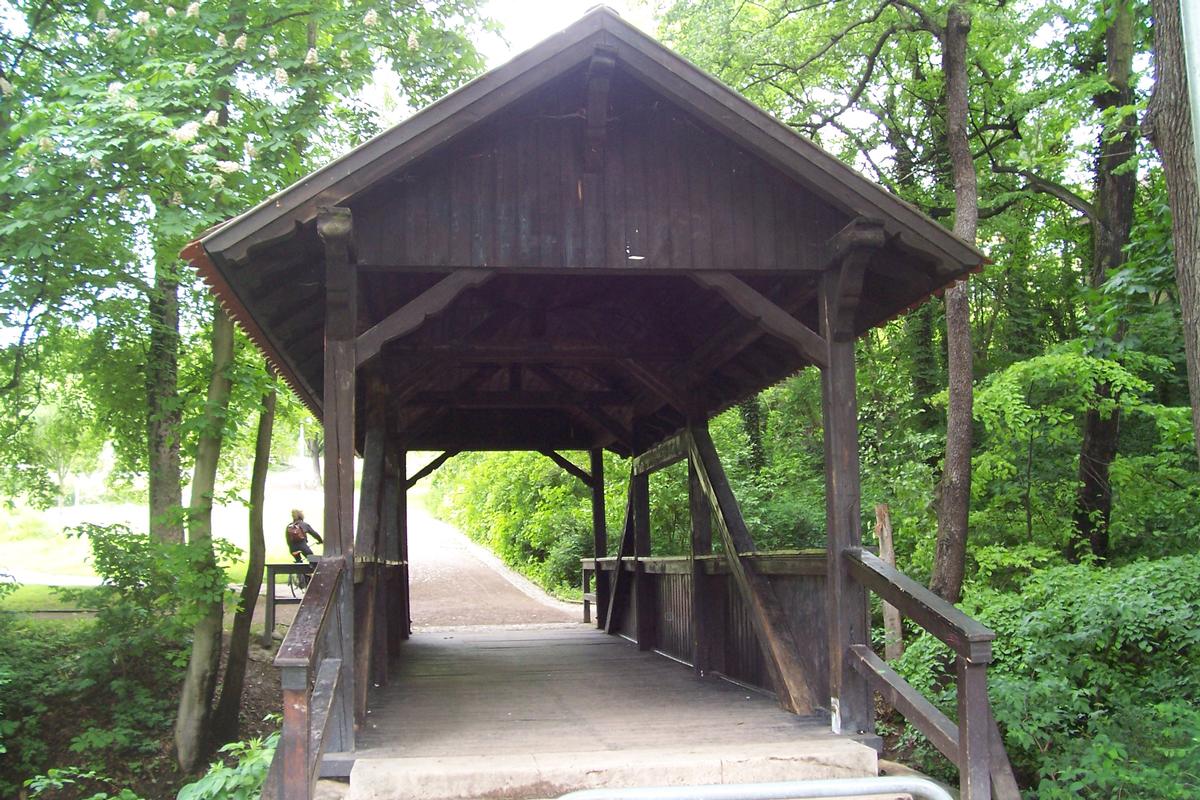 überdachte Holzbrücke in Erfurt im Luisenpark unterhalb der EGA über die Gera 