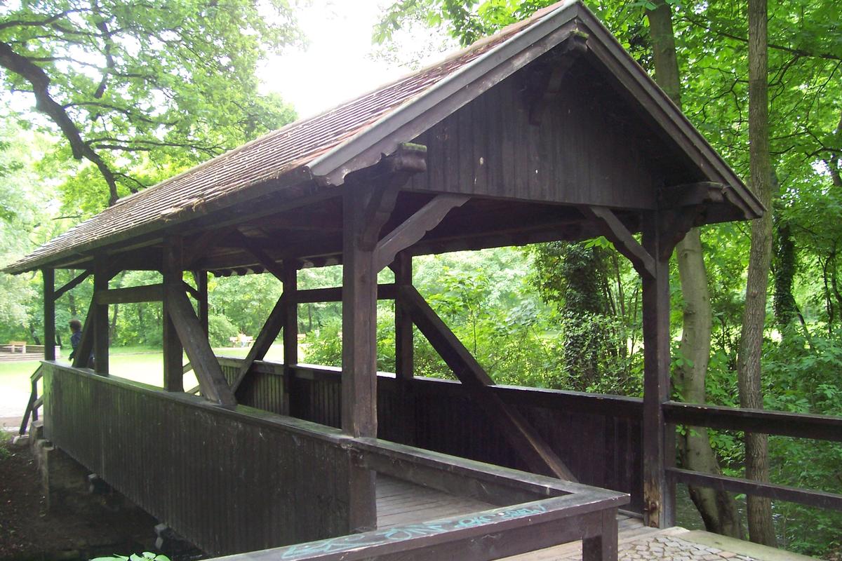 überdachte Holzbrücke in Erfurt im Luisenpark unterhalb der EGA über die Gera 