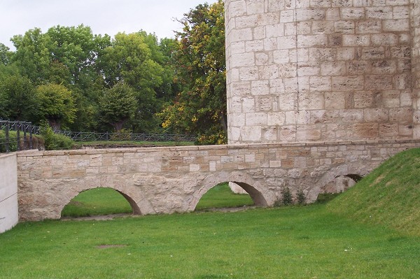 Pont-aqueduc au pieds de la tour des Corbeaux des remparts de la ville de Mühlhausen, Thuringue 