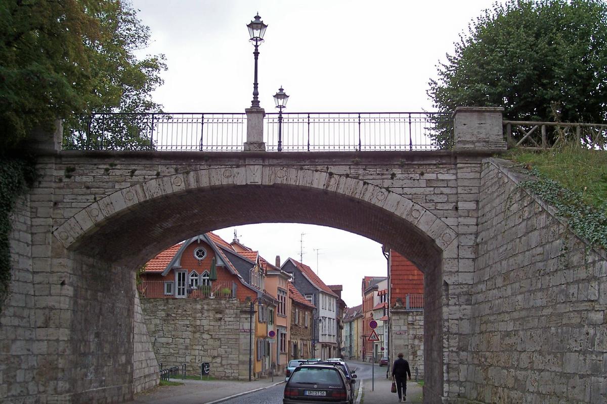 Brücke in Mühlhausen in der Wahlstrasse. Es ist eine Bogenbrücke aus Stein und wird nur von Fußgängern genutzt 