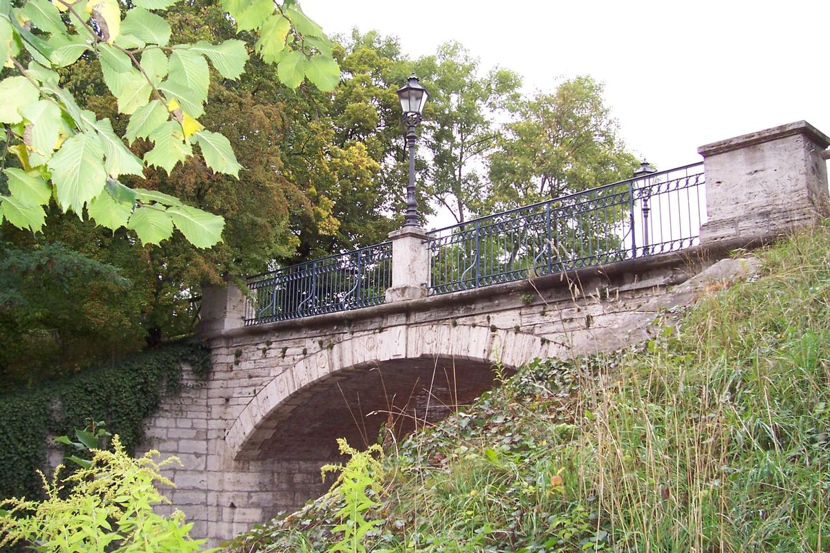 Brücke in Mühlhausen in der Wahlstrasse. Es ist eine Bogenbrücke aus Stein und wird nur von Fußgängern genutzt 