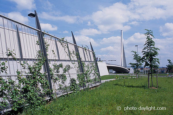 Liaison E40-E25La sortie du tunnel de Cointe à l'échangeur des Tilleuls. A l'arrière plan: le pont de Liège traversant la Meuse Liaison E40-E25 La sortie du tunnel de Cointe à l'échangeur des Tilleuls. A l'arrière plan: le pont de Liège traversant la Meuse