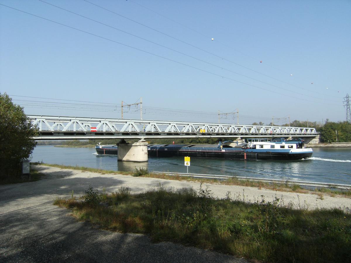 Eisenbahnbrücke über den Rhonekanal 