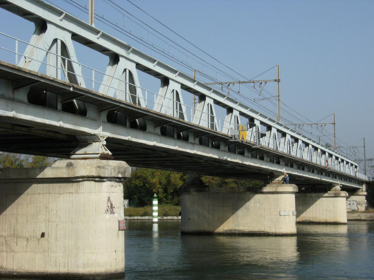 Railroad bridge across the Rhone Canal 