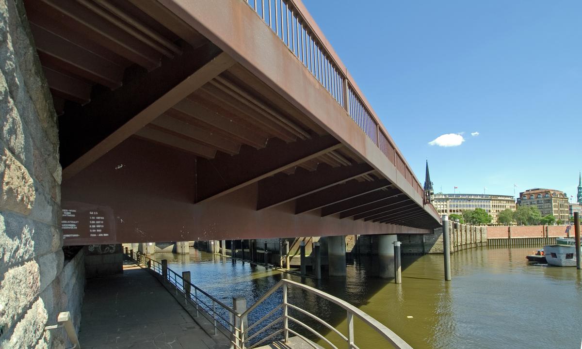 Otto-Sill-Brücke über den Alsterfleet in Hamburg 