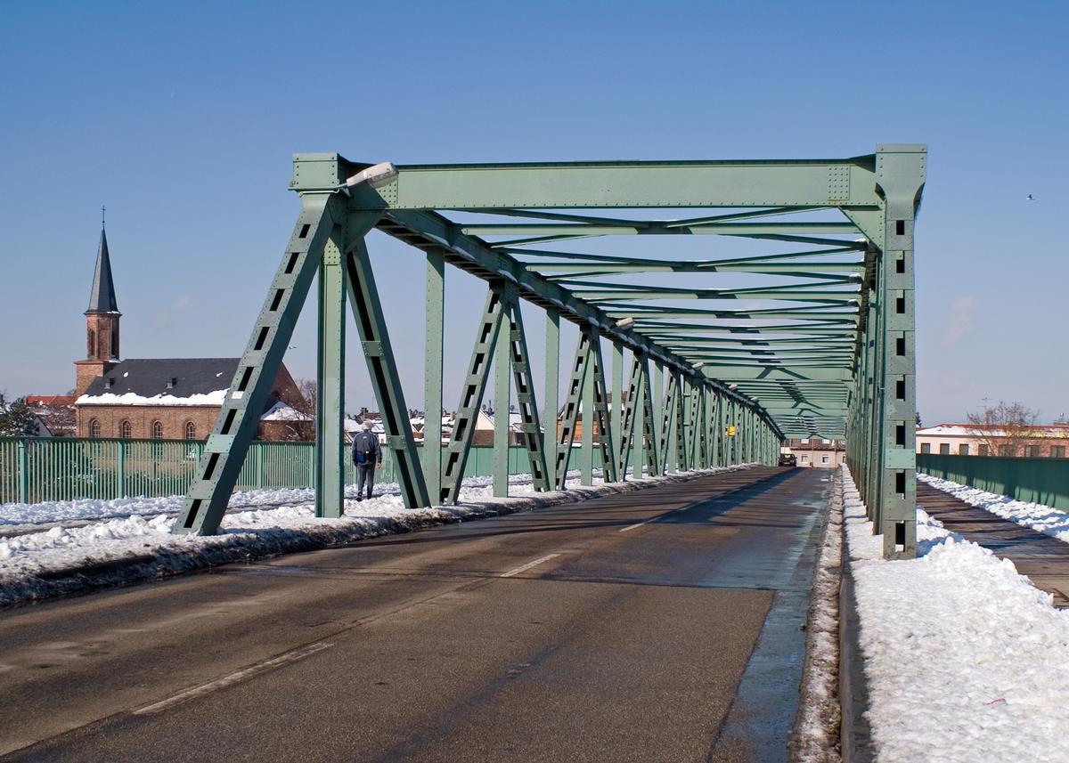 Bridge across the Main carrying the B 43 