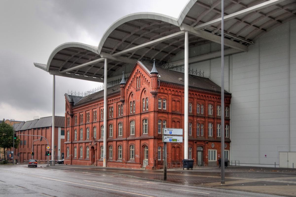 Neue Messe Hamburg mit dem ehemaligem Verwaltungsgebäude des Kraftwerks Karoline 