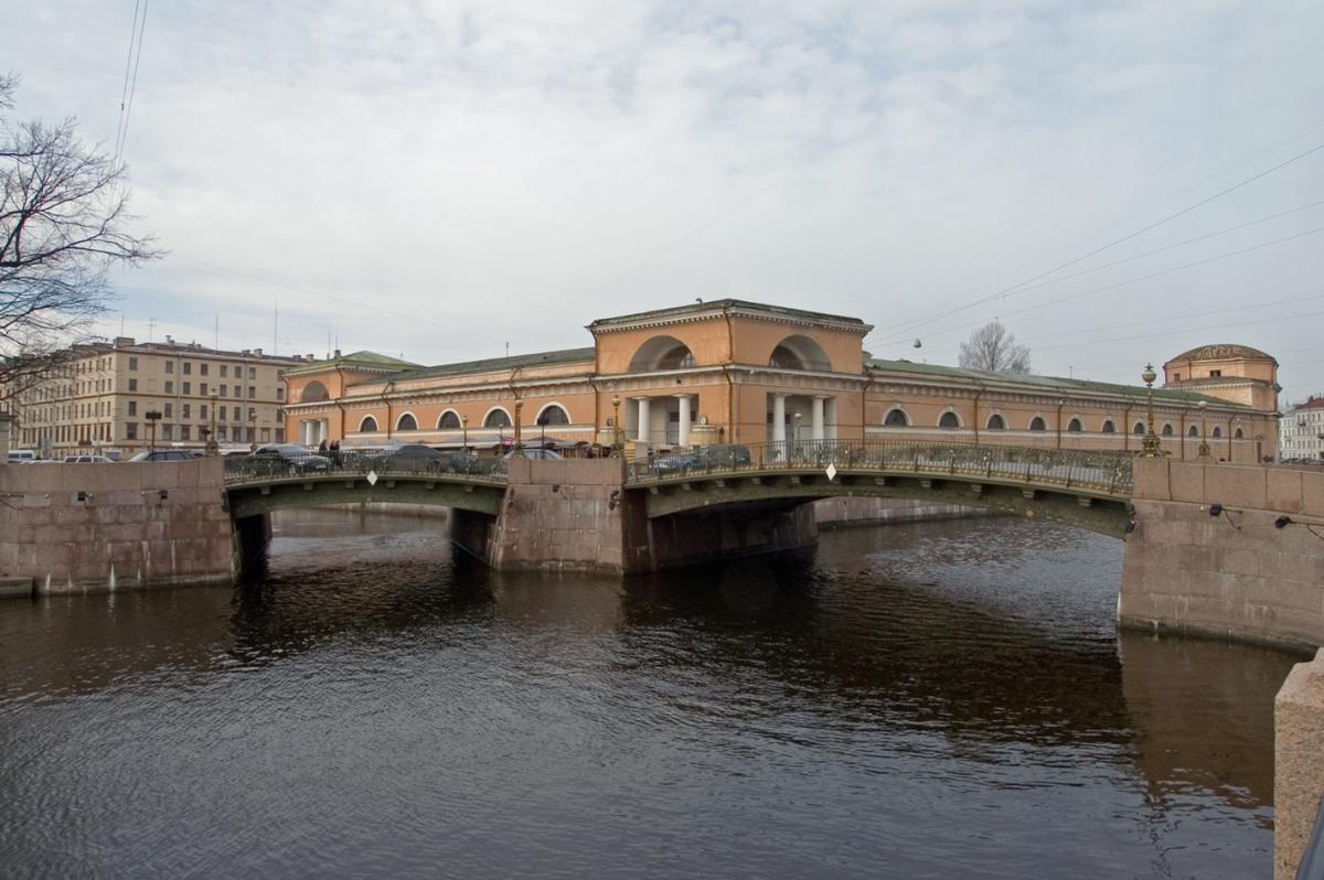 Triple pont à Saint-Pétersburg: Pont du théâtre et Malo-Konyushennyi most 